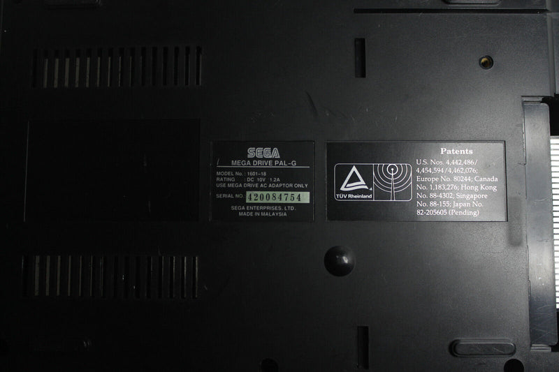 Laden Sie das Bild in Galerie -Viewer, Sega Mega Drive Schwarz Spielekonsole (PAL) - teildefekt -

