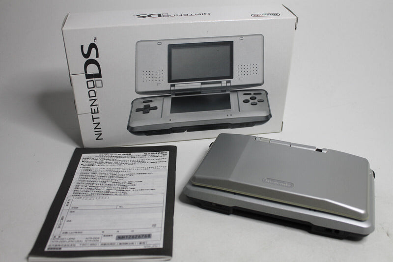 Laden Sie das Bild in Galerie -Viewer, Nintendo DS Platinum Silber Spielkonsole Neuwertig Schanier gebrochen mit OVP
