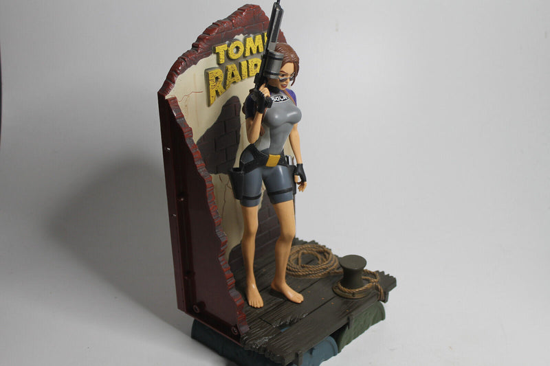 Laden Sie das Bild in Galerie -Viewer, Neca Eidos - Tombar Raider - Lara Croft Sammelfigur
