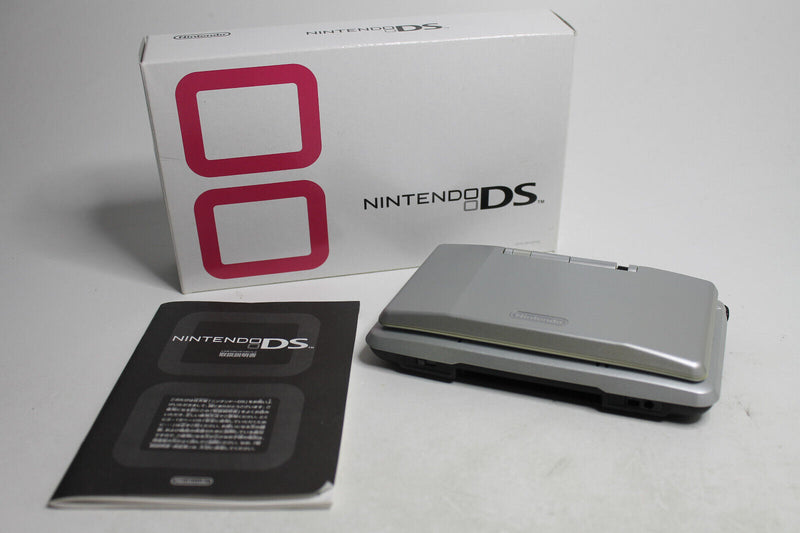 Laden Sie das Bild in Galerie -Viewer, Nintendo DS Platinum Silber Spielkonsole Neuwertig Schanier gebrochen mit OVP
