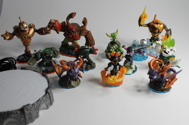 Laden Sie das Bild in Galerie -Viewer, Skylanders Figuren Selten Sammlung 12 Figuren - 1 Portal
