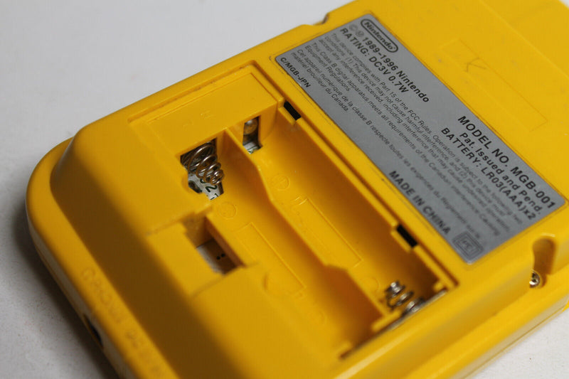 Laden Sie das Bild in Galerie -Viewer, Nintendo Game Boy Pocket Gelb Handheld-Spielkonsole
