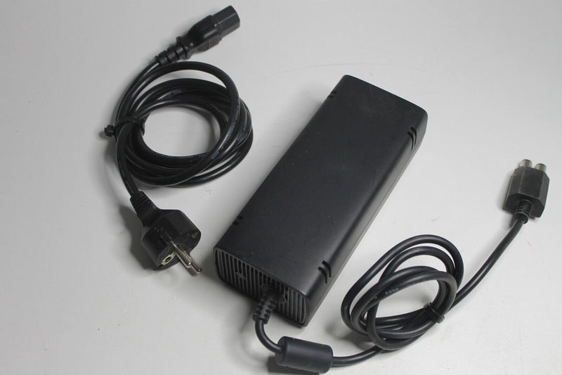Laden Sie das Bild in Galerie -Viewer, Microsoft Xbox 360 S 250 GB Gloss Schwarz Spielekonsole (PAL) - teildefekt
