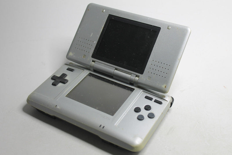 Laden Sie das Bild in Galerie -Viewer, Nintendo DS Platinum Silber Handheld-Spielkonsole defekt

