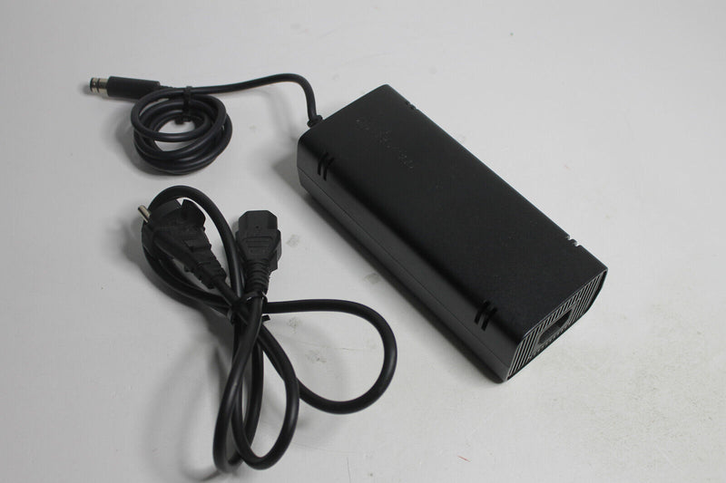 Laden Sie das Bild in Galerie -Viewer, Microsoft Xbox 360 E 500GB Schwarz Spielekonsole OVP Top Zustand

