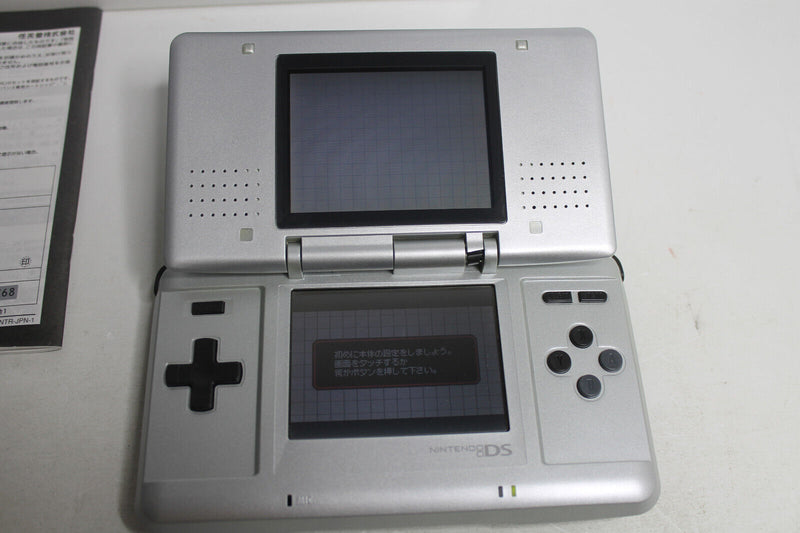 Laden Sie das Bild in Galerie -Viewer, Nintendo DS Platinum Silber Spielkonsole Neuwertig Schanier gebrochen mit OVP
